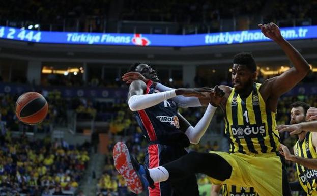 El jugador del Baskonia Ilimane Diop lucha por el balón con Jason Thompson