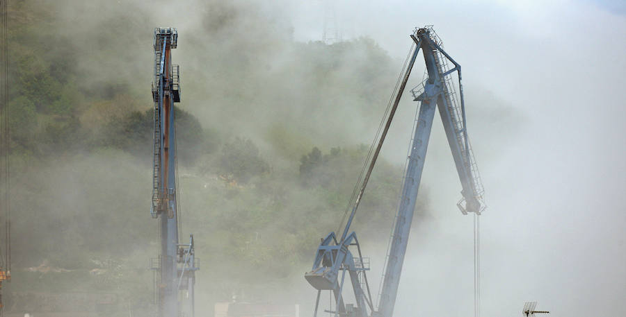 La densa niebla que ha aparecido esta mañana ha dejado espectaculares imágenes en Pasaia