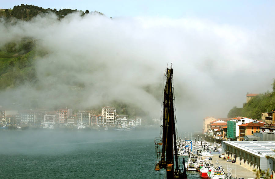 La densa niebla que ha aparecido esta mañana ha dejado espectaculares imágenes en Pasaia