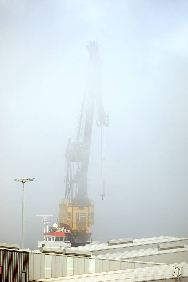 La densa niebla que ha aparecido esta mañana ha dejado espectaculares imágenes en Pasaia