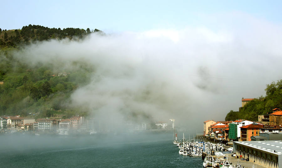 La densa niebla que ha aparecido esta mañana ha dejado espectaculares imágenes en Pasaia