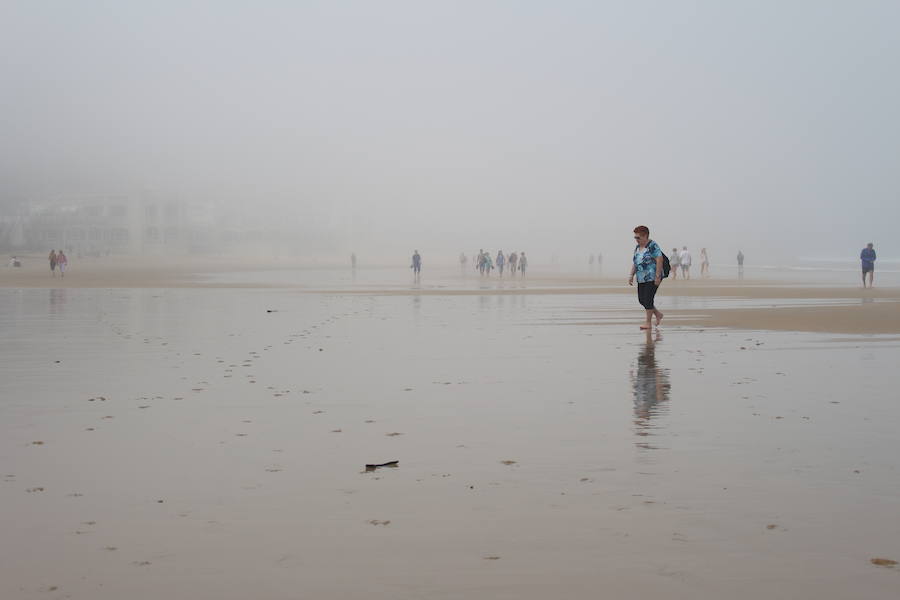 La densa niebla que ha aparecido esta mañana ha dejado espectaculares imágenes de la ciudad de San Sebastián