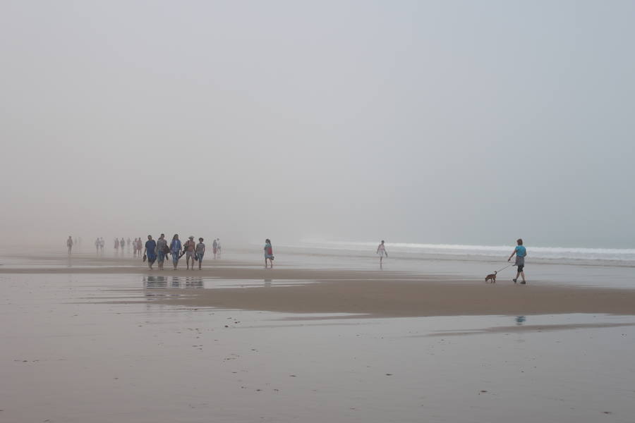 La densa niebla que ha aparecido esta mañana ha dejado espectaculares imágenes de la ciudad de San Sebastián