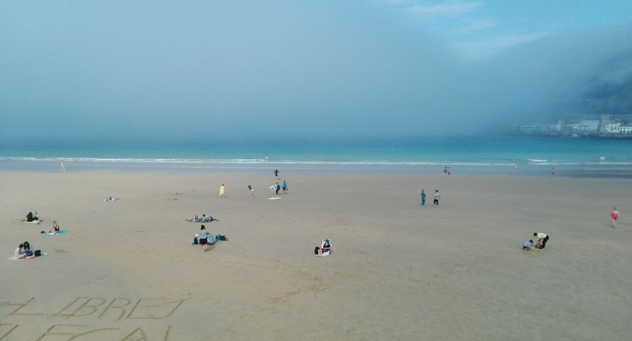 La densa niebla que ha aparecido esta mañana ha dejado espectaculares imágenes de la ciudad de San Sebastián