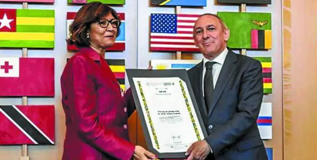 El diputado general de Álava con el diploma que recibió en Roma. 