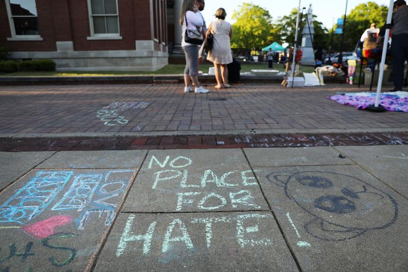 Las calles, aceras y muros se llenan de mensajes contra el racismo. Los vecinos de Newman, en Georgia, Estados Unidos, reivindican por toda la ciudad mensajes en contra del Rally que ha organizado el movimiento Nacional Socialista, uno de los grupo Neo-nazis de Estados Unidos. 
