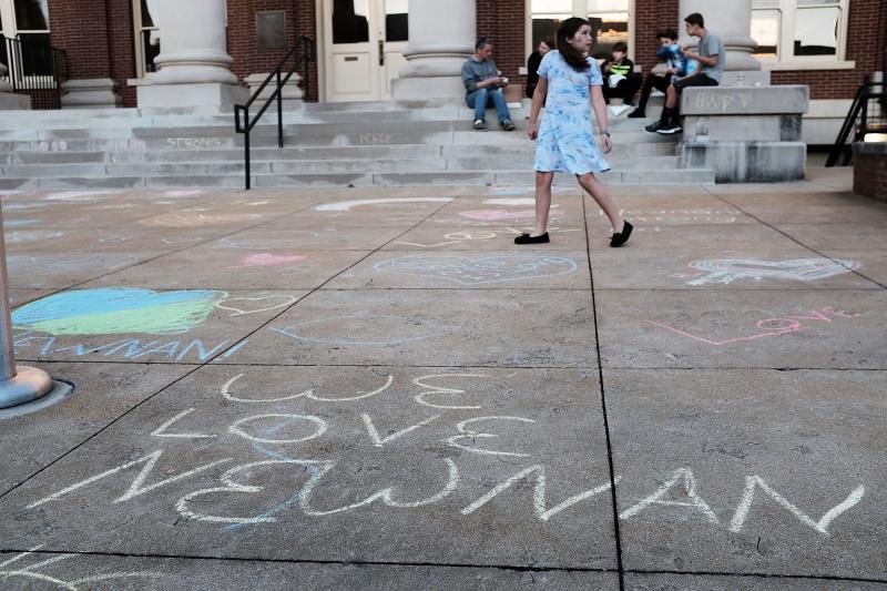 Las calles, aceras y muros se llenan de mensajes contra el racismo. Los vecinos de Newman, en Georgia, Estados Unidos, reivindican por toda la ciudad mensajes en contra del Rally que ha organizado el movimiento Nacional Socialista, uno de los grupo Neo-nazis de Estados Unidos. 