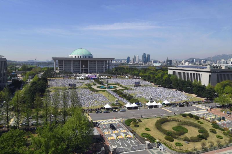 Diez mil deportistas de Taekwondo participan en una exhibición, delante del edificio de la Asamblea Nacional de Corea del Sur, en Seúl, para celebrar la declaración de este arte marcial como deporte oficial patrocinado por el Estado y para intentar marcar un nuevo récord Guinness de participantes. 
