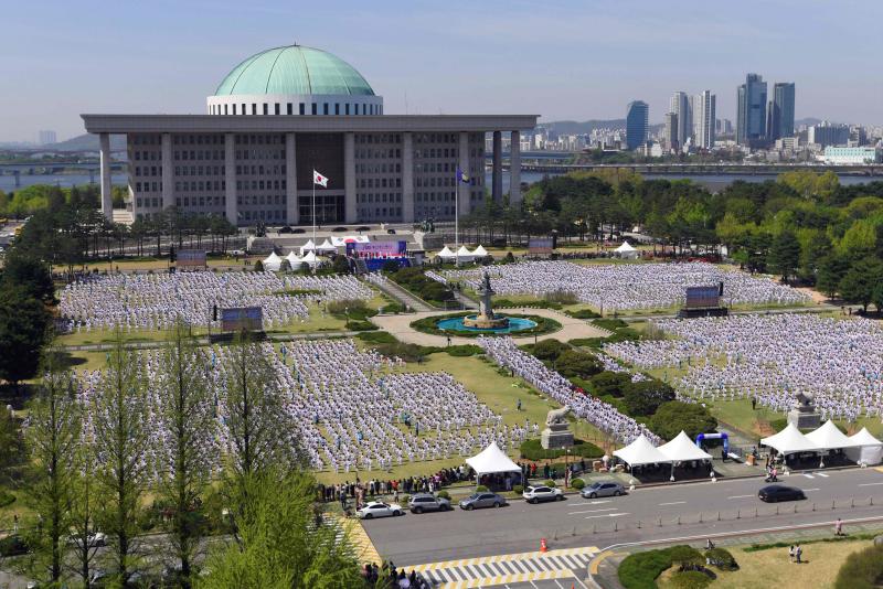 Diez mil deportistas de Taekwondo participan en una exhibición, delante del edificio de la Asamblea Nacional de Corea del Sur, en Seúl, para celebrar la declaración de este arte marcial como deporte oficial patrocinado por el Estado y para intentar marcar un nuevo récord Guinness de participantes. 