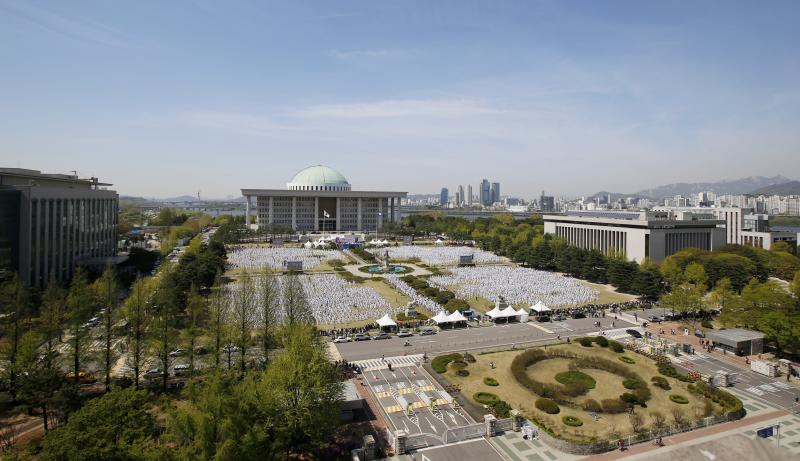 Diez mil deportistas de Taekwondo participan en una exhibición, delante del edificio de la Asamblea Nacional de Corea del Sur, en Seúl, para celebrar la declaración de este arte marcial como deporte oficial patrocinado por el Estado y para intentar marcar un nuevo récord Guinness de participantes. 