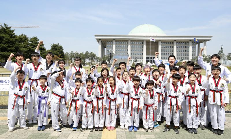 Diez mil deportistas de Taekwondo participan en una exhibición, delante del edificio de la Asamblea Nacional de Corea del Sur, en Seúl, para celebrar la declaración de este arte marcial como deporte oficial patrocinado por el Estado y para intentar marcar un nuevo récord Guinness de participantes. 