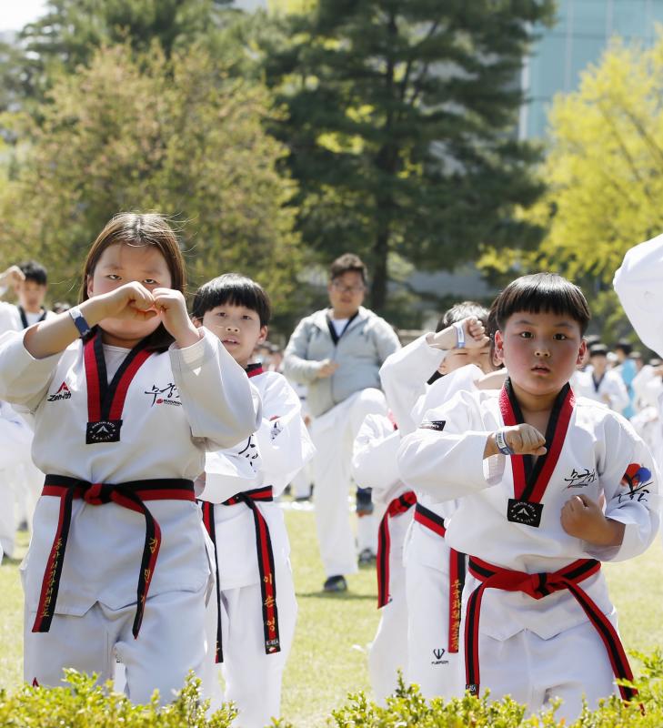 Diez mil deportistas de Taekwondo participan en una exhibición, delante del edificio de la Asamblea Nacional de Corea del Sur, en Seúl, para celebrar la declaración de este arte marcial como deporte oficial patrocinado por el Estado y para intentar marcar un nuevo récord Guinness de participantes. 
