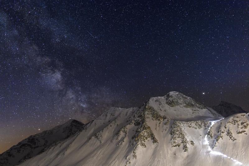 La carrera 'Patrulla de los Glaciares' (' Glacier Patrol race'), en las cercanías de Arolla, Suiza, recorre la frontera montañosa entre Suiza e Italia, desde Zermatt a Verbier. Organizada por la armada suiza, los competidores corren 53 kilómetros, ascendiendo 3.994 metros y descendiendo 4.090 metros, durante tres días de competición.