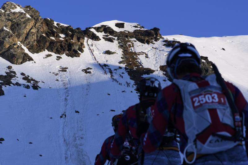 La carrera 'Patrulla de los Glaciares' (' Glacier Patrol race'), en las cercanías de Arolla, Suiza, recorre la frontera montañosa entre Suiza e Italia, desde Zermatt a Verbier. Organizada por la armada suiza, los competidores corren 53 kilómetros, ascendiendo 3.994 metros y descendiendo 4.090 metros, durante tres días de competición.