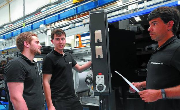 Iñaki Tamayo, en el centro, con otros dos compañeros en Danobat de Elgoibar. 