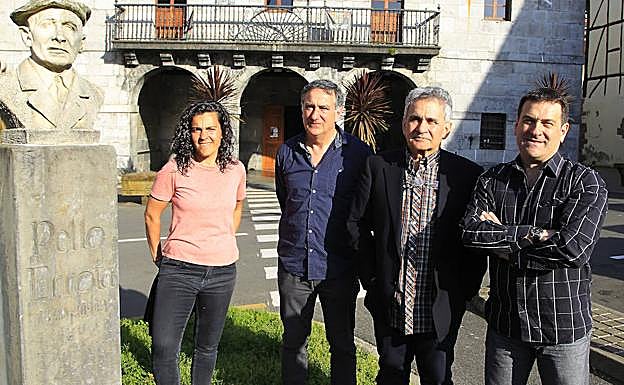 Maialen Lujanbio, Anjel Mari Peñagarikano, Bernardo Atxaga eta JoxanGoikoetxea, herenegun Asteasun, Pello Errotaren ondoan.