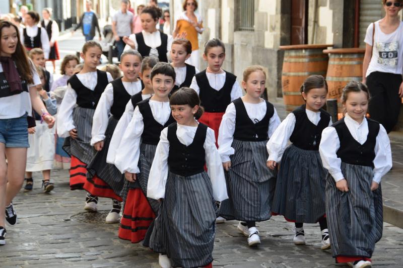 Más de 200 participantes entre dantzaris y músicos desgranaron un amplio repertorio de danzas por las calles del municipio.