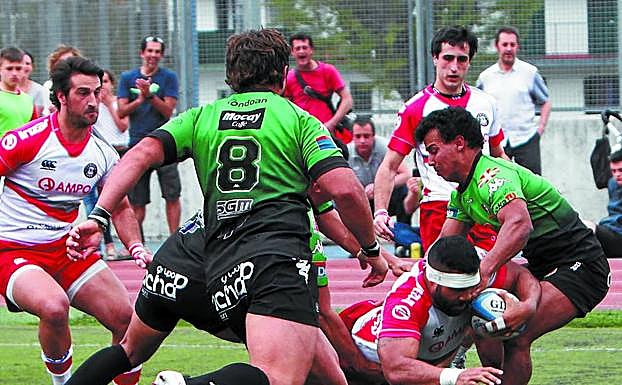 Moala, que marcó dos ensayos, fue la estrella del Ampo Ordizia en Altamira. 