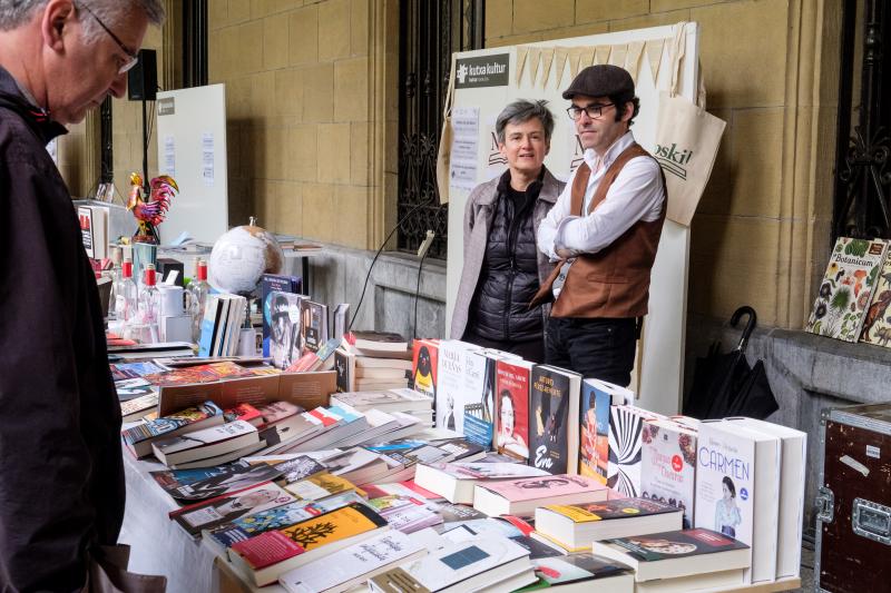 Fotos: Las librerias se trasladan a la plaza Gipuzkoa