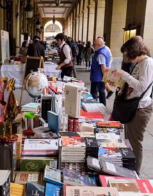 Imagen secundaria 2 - Libros al aire libre en la Plaza Gipuzkoa