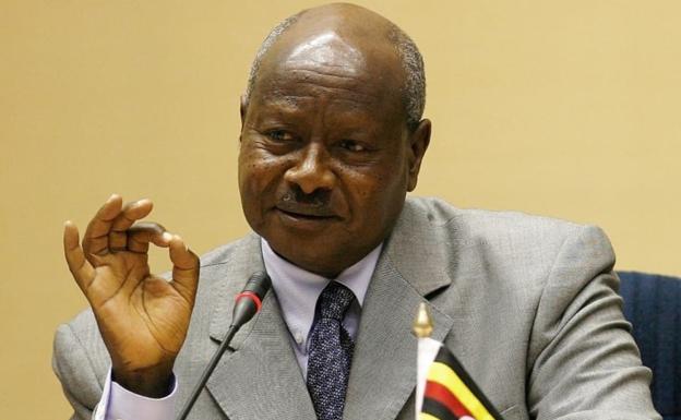 El presidente de Uganda arremete contra el sexo oral subrayando que «la boca es para comer»