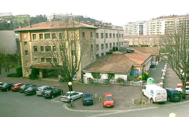 Vista del antiguo Trinquete y, a su derecha, la discoteca Keops. Foto de 2002. 