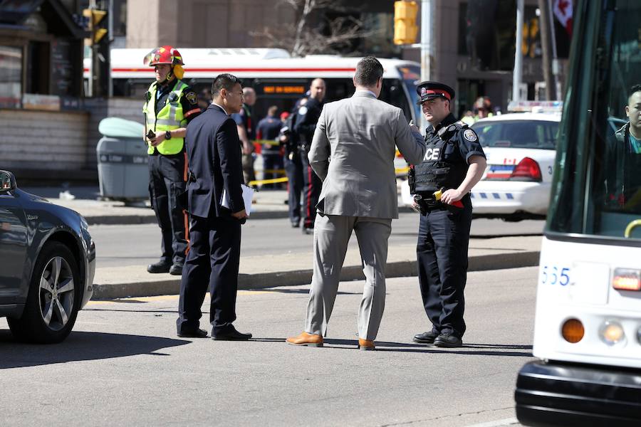 Al menos nueve personas murieron y 16 quedaron heridas el lunes en Toronto, luego de que una camioneta se lanzara a toda velocidad sobre una acera atropellando a varios peatones, informó la policía.