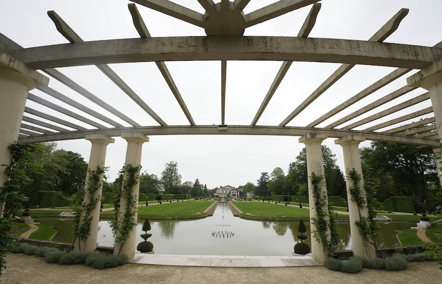 El palacete de Villa Arnaga, en Kanbo fue el resultado de un sueño hecho realidad, el del retiro vasco de Edmon Rostand, autor de la célebre 'Cyrano de Bergerac'. Se trata de un lugar emblemático: el palacete de estilo neo vasco que mandó construir por Rostand en 1903, tres años después de establecerse en esta localidad termal para tratarse la pleuresía que padecía.