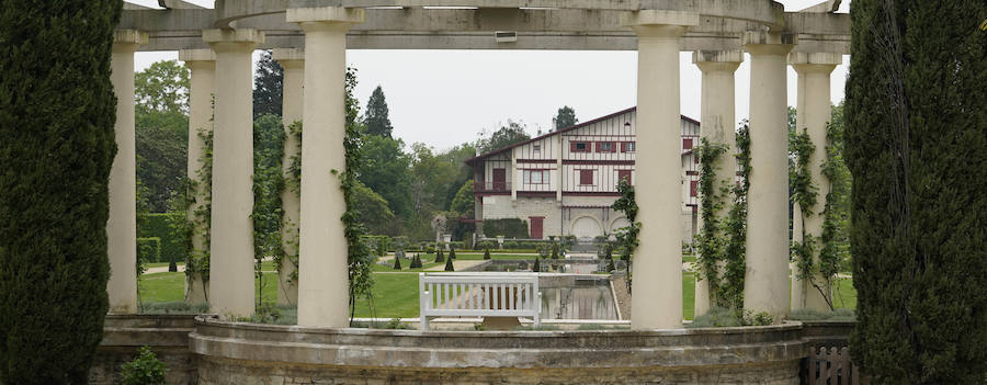 El palacete de Villa Arnaga, en Kanbo fue el resultado de un sueño hecho realidad, el del retiro vasco de Edmon Rostand, autor de la célebre 'Cyrano de Bergerac'. Se trata de un lugar emblemático: el palacete de estilo neo vasco que mandó construir por Rostand en 1903, tres años después de establecerse en esta localidad termal para tratarse la pleuresía que padecía.