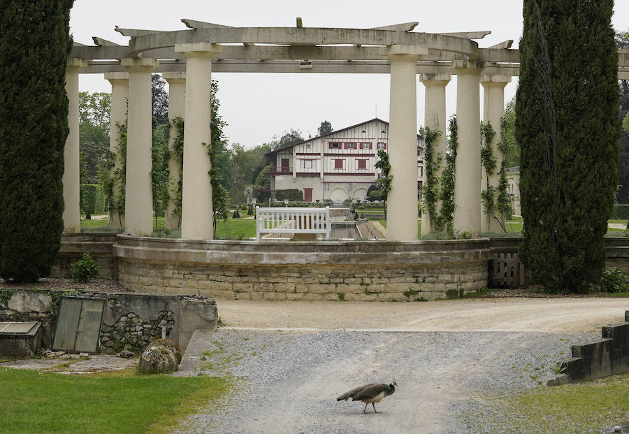 El palacete de Villa Arnaga, en Kanbo fue el resultado de un sueño hecho realidad, el del retiro vasco de Edmon Rostand, autor de la célebre 'Cyrano de Bergerac'. Se trata de un lugar emblemático: el palacete de estilo neo vasco que mandó construir por Rostand en 1903, tres años después de establecerse en esta localidad termal para tratarse la pleuresía que padecía.