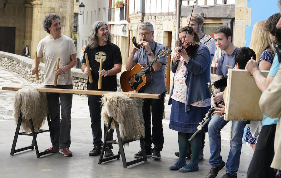 Tosta Banda, que reúne músicos de regiones europeas con lenguas minoritarias, presentará su disco en Euskadi y Navarra. El sábado 28 de abril actuará en el Kursaal donostiarra 
