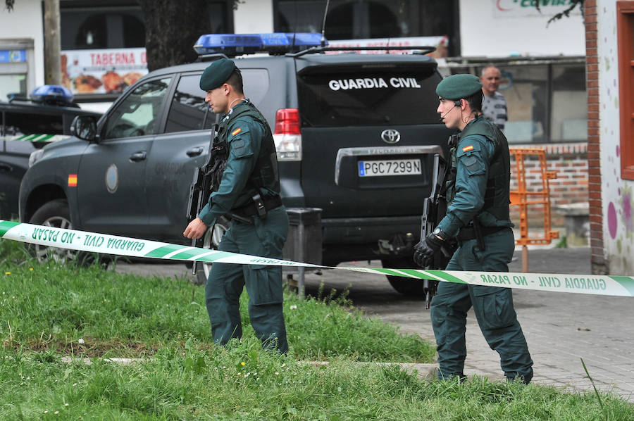 Agentes del Servicio de Información de la Guardia Civil han detenido hoy en Andoain a un hombre de 24 años, nacido en Alhucemas (Marruecos) y residente en España, por su relación con las estructuras propagandísticas del grupo terrorista Daesh.