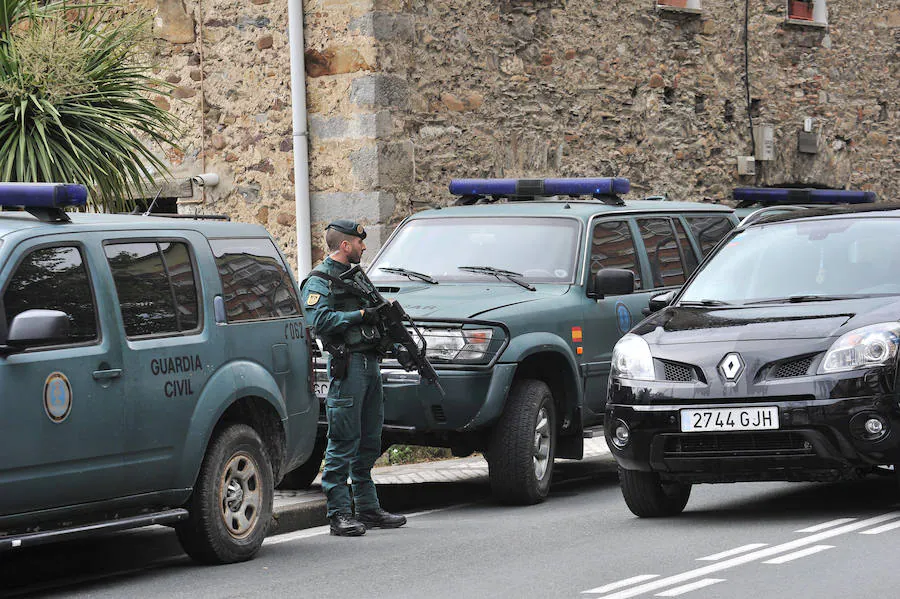 Agentes del Servicio de Información de la Guardia Civil han detenido hoy en Andoain a un hombre de 24 años, nacido en Alhucemas (Marruecos) y residente en España, por su relación con las estructuras propagandísticas del grupo terrorista Daesh.