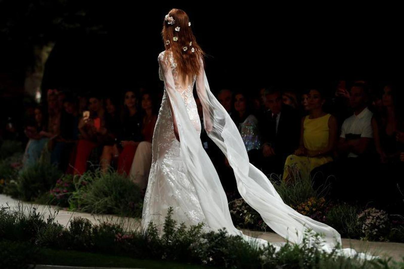 Ponovias ha sido la encragada de inaugurar la Barcelona Bridal Fashion Week en el Pabellón Italiano de Montjuïc con sus nuevas propuestas de su colección Atelier 2019, inspirada en el florecimiento de los grandes momentos, en una cita que contará con más de 1.500 invitados.