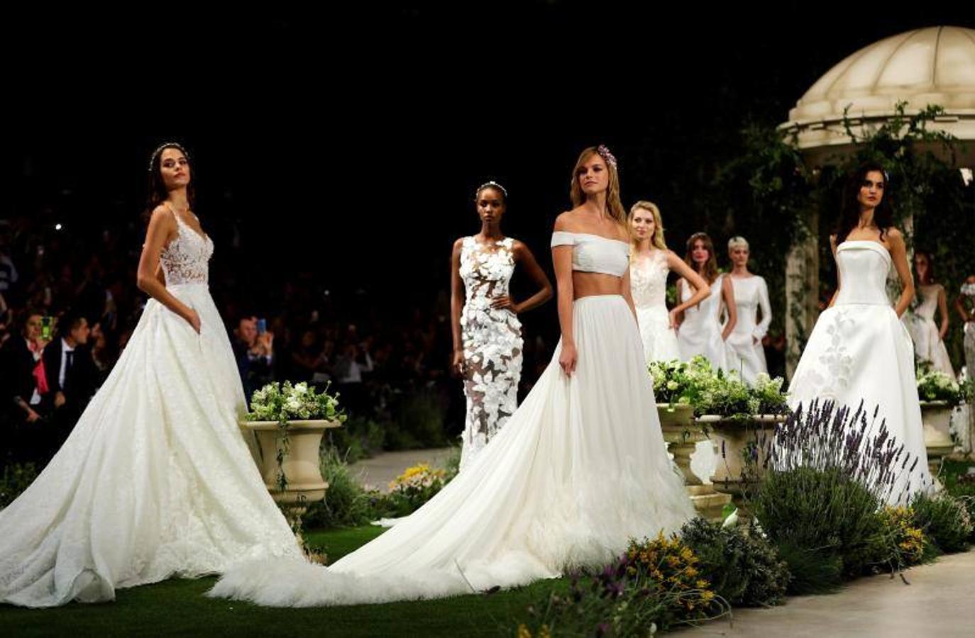 Ponovias ha sido la encragada de inaugurar la Barcelona Bridal Fashion Week en el Pabellón Italiano de Montjuïc con sus nuevas propuestas de su colección Atelier 2019, inspirada en el florecimiento de los grandes momentos, en una cita que contará con más de 1.500 invitados.