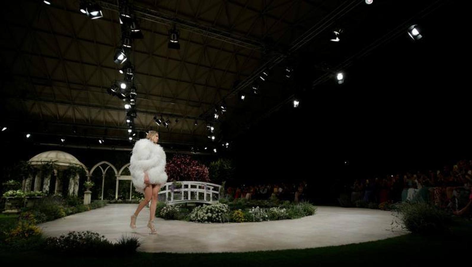 Ponovias ha sido la encragada de inaugurar la Barcelona Bridal Fashion Week en el Pabellón Italiano de Montjuïc con sus nuevas propuestas de su colección Atelier 2019, inspirada en el florecimiento de los grandes momentos, en una cita que contará con más de 1.500 invitados.