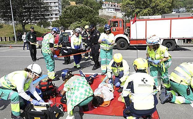 Una de las operaciones del simulacro llevado a cabo cerca del aeropuerto de Hondarribia
