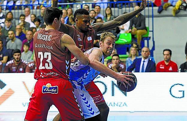Henk Norel, presionado por Huskic y Thompson en el partido de la primera vuelta en Burgos.