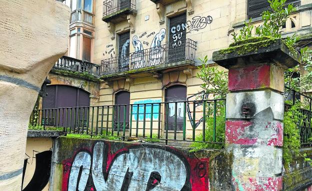 Fachada decorada en Árbol de Gernika 