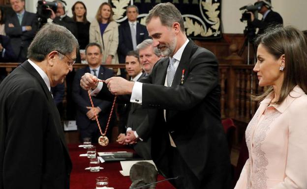 Felipe VI entrega condecora a Sergio Ramírez. 
