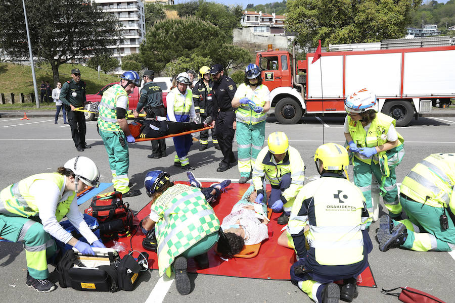 Aena ha llevado a cabo este martes un simulacro de accidente aéreo en el aeropuerto de Hondarribia. Se ha realizado con un avión con capacidad para 8 a 13 personas y de 15,6 metros de longitud que ha simulado caer contra el suelo en este parking cercano al recinto aeroportuario.