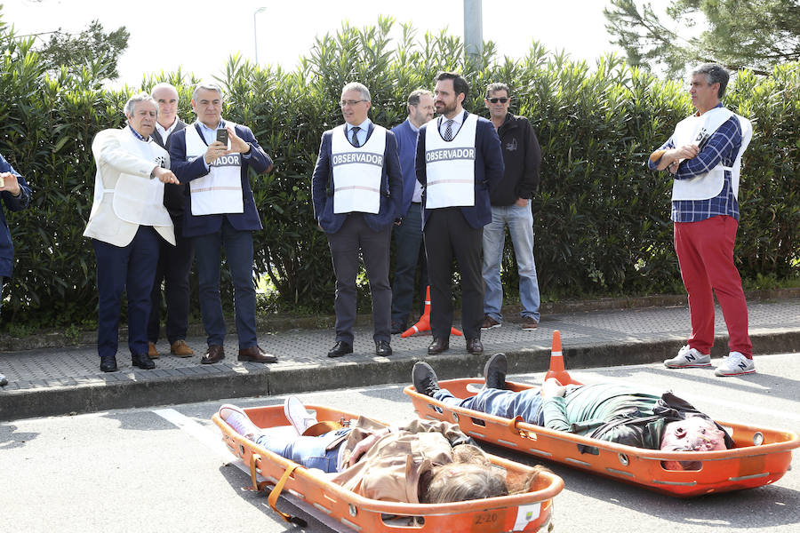 Aena ha llevado a cabo este martes un simulacro de accidente aéreo en el aeropuerto de Hondarribia. Se ha realizado con un avión con capacidad para 8 a 13 personas y de 15,6 metros de longitud que ha simulado caer contra el suelo en este parking cercano al recinto aeroportuario.