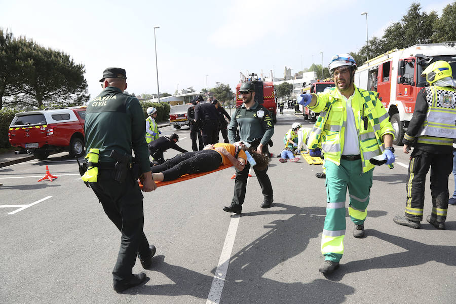 Aena ha llevado a cabo este martes un simulacro de accidente aéreo en el aeropuerto de Hondarribia. Se ha realizado con un avión con capacidad para 8 a 13 personas y de 15,6 metros de longitud que ha simulado caer contra el suelo en este parking cercano al recinto aeroportuario.