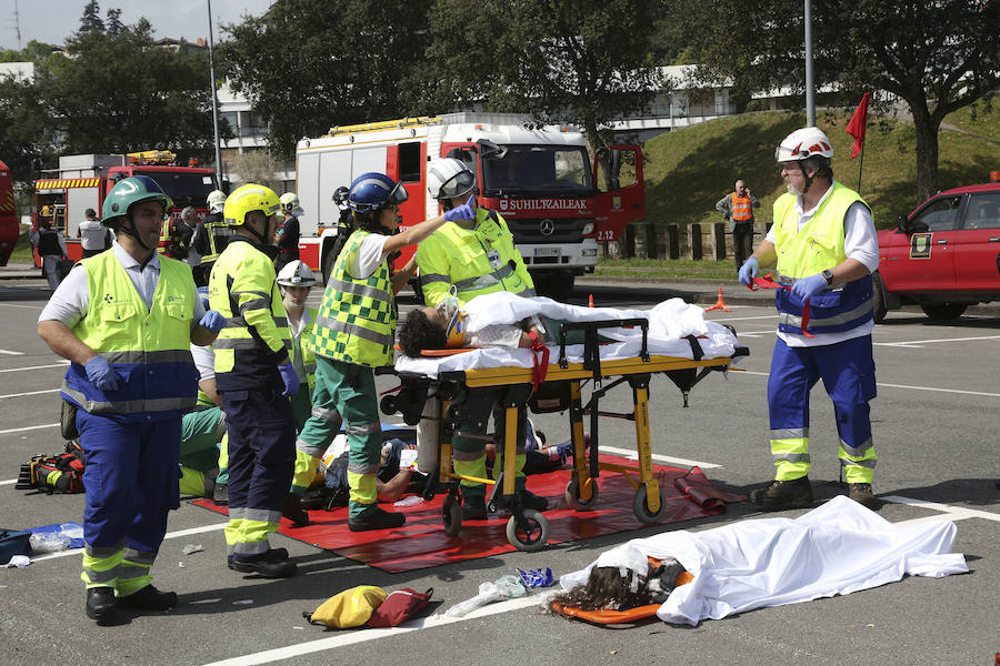 Aena ha llevado a cabo este martes un simulacro de accidente aéreo en el aeropuerto de Hondarribia. Se ha realizado con un avión con capacidad para 8 a 13 personas y de 15,6 metros de longitud que ha simulado caer contra el suelo en este parking cercano al recinto aeroportuario.