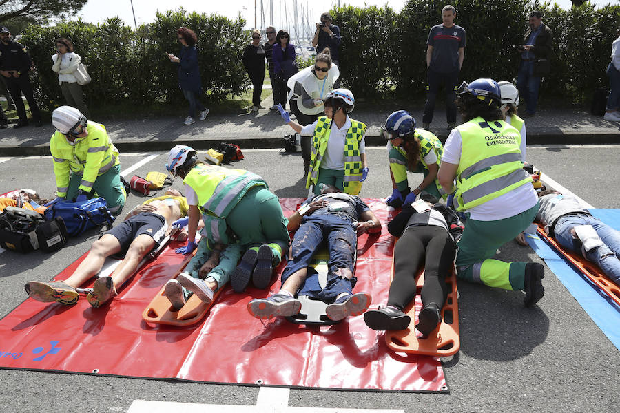 Aena ha llevado a cabo este martes un simulacro de accidente aéreo en el aeropuerto de Hondarribia. Se ha realizado con un avión con capacidad para 8 a 13 personas y de 15,6 metros de longitud que ha simulado caer contra el suelo en este parking cercano al recinto aeroportuario.