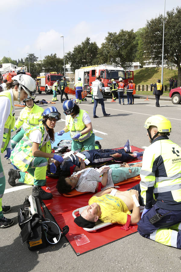 Aena ha llevado a cabo este martes un simulacro de accidente aéreo en el aeropuerto de Hondarribia. Se ha realizado con un avión con capacidad para 8 a 13 personas y de 15,6 metros de longitud que ha simulado caer contra el suelo en este parking cercano al recinto aeroportuario.