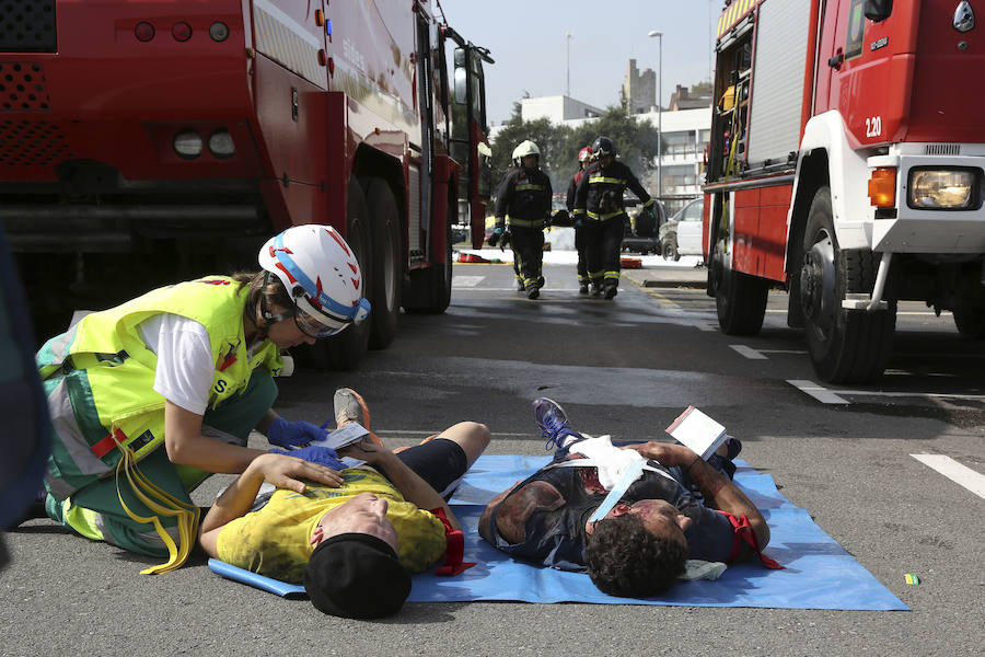 Aena ha llevado a cabo este martes un simulacro de accidente aéreo en el aeropuerto de Hondarribia. Se ha realizado con un avión con capacidad para 8 a 13 personas y de 15,6 metros de longitud que ha simulado caer contra el suelo en este parking cercano al recinto aeroportuario.
