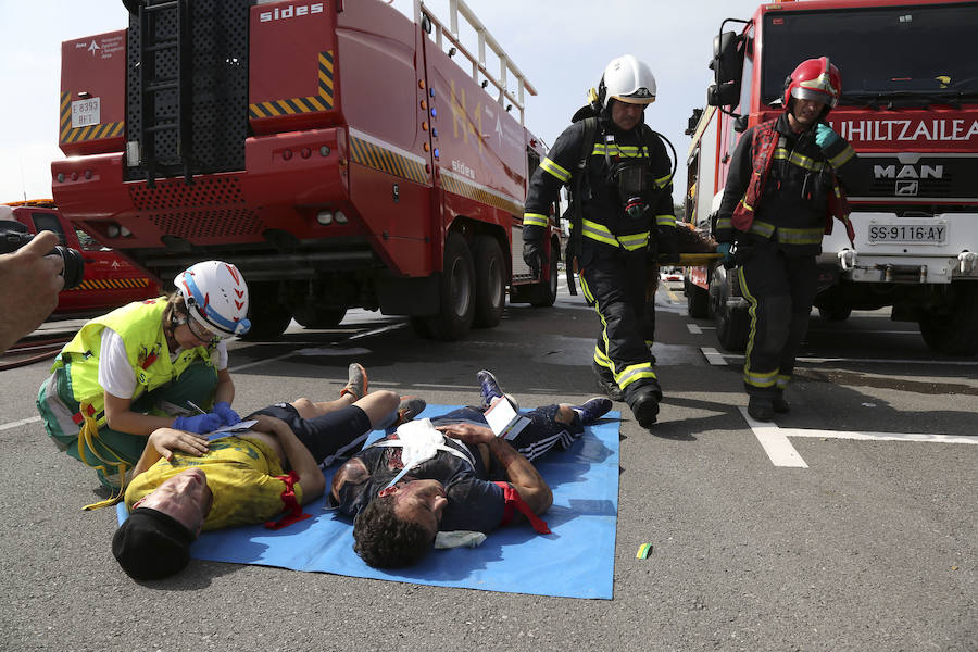Aena ha llevado a cabo este martes un simulacro de accidente aéreo en el aeropuerto de Hondarribia. Se ha realizado con un avión con capacidad para 8 a 13 personas y de 15,6 metros de longitud que ha simulado caer contra el suelo en este parking cercano al recinto aeroportuario.