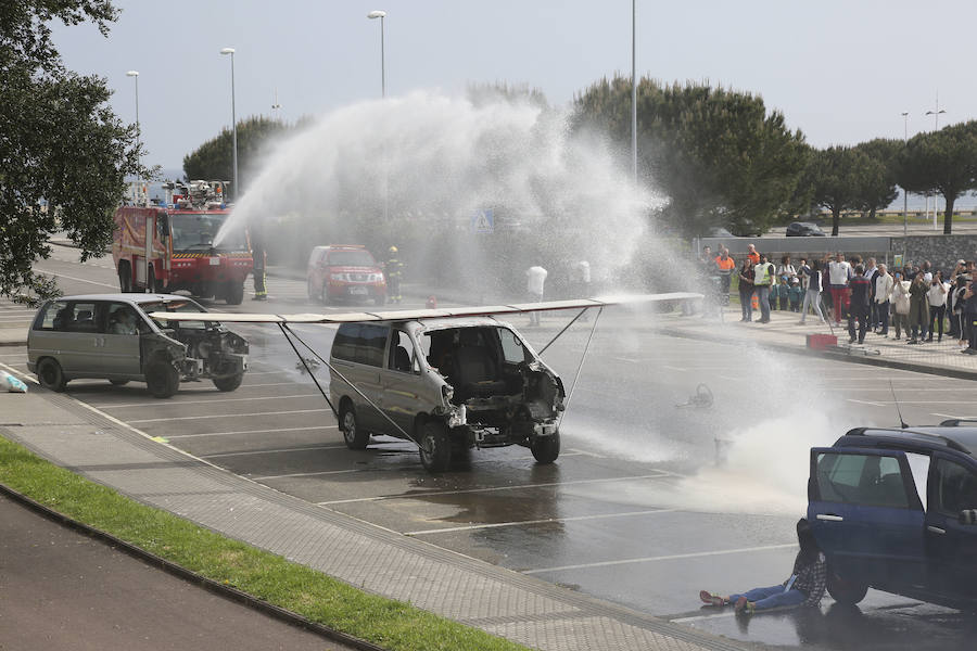 Aena ha llevado a cabo este martes un simulacro de accidente aéreo en el aeropuerto de Hondarribia. Se ha realizado con un avión con capacidad para 8 a 13 personas y de 15,6 metros de longitud que ha simulado caer contra el suelo en este parking cercano al recinto aeroportuario.