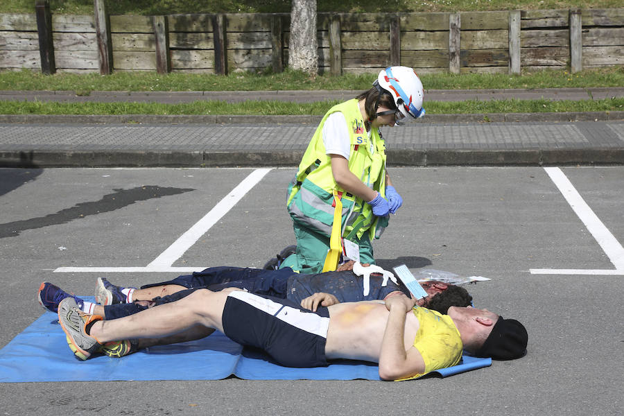 Aena ha llevado a cabo este martes un simulacro de accidente aéreo en el aeropuerto de Hondarribia. Se ha realizado con un avión con capacidad para 8 a 13 personas y de 15,6 metros de longitud que ha simulado caer contra el suelo en este parking cercano al recinto aeroportuario.